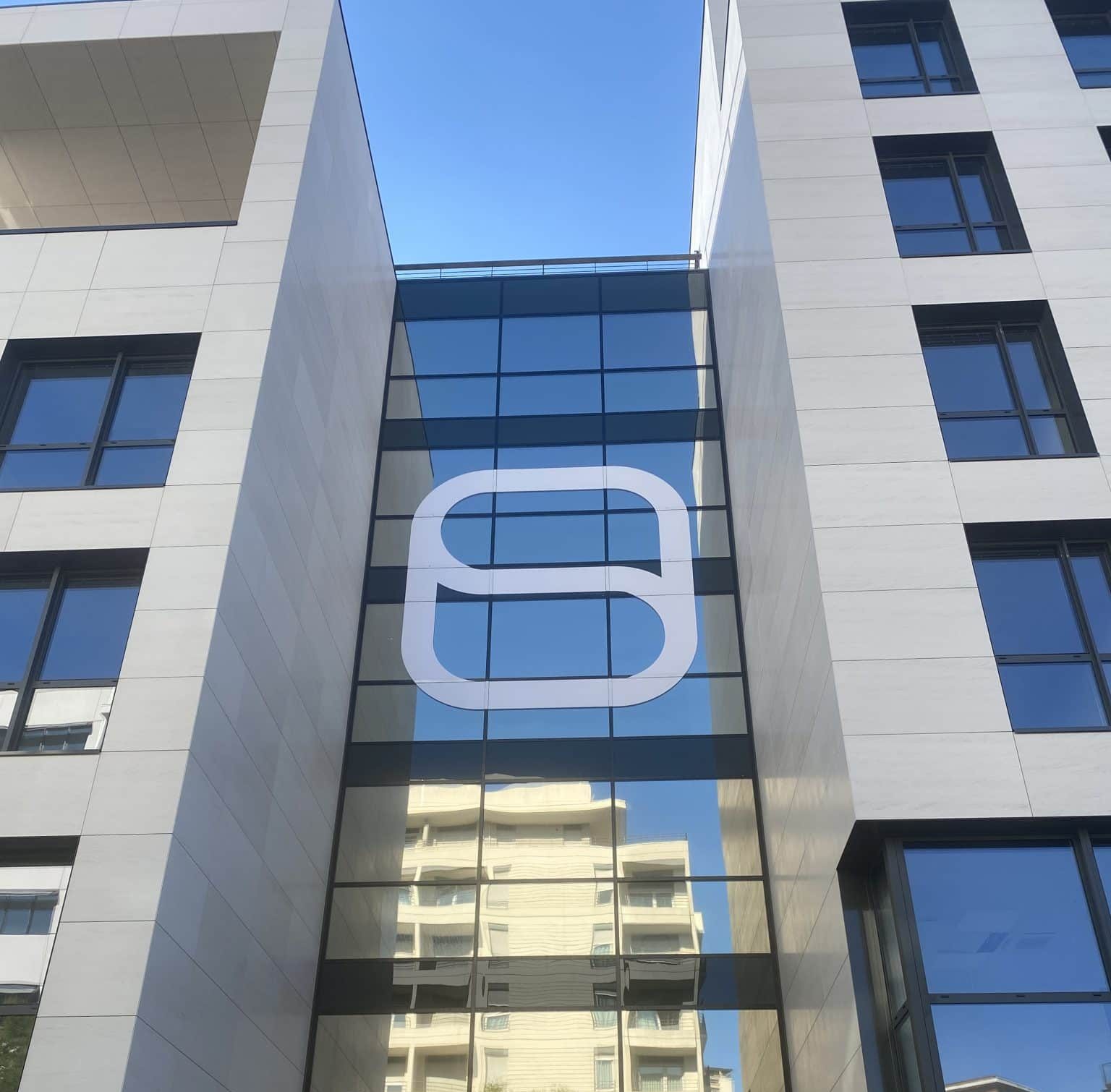 Immeuble de bureaux récent à façade largement vitrée