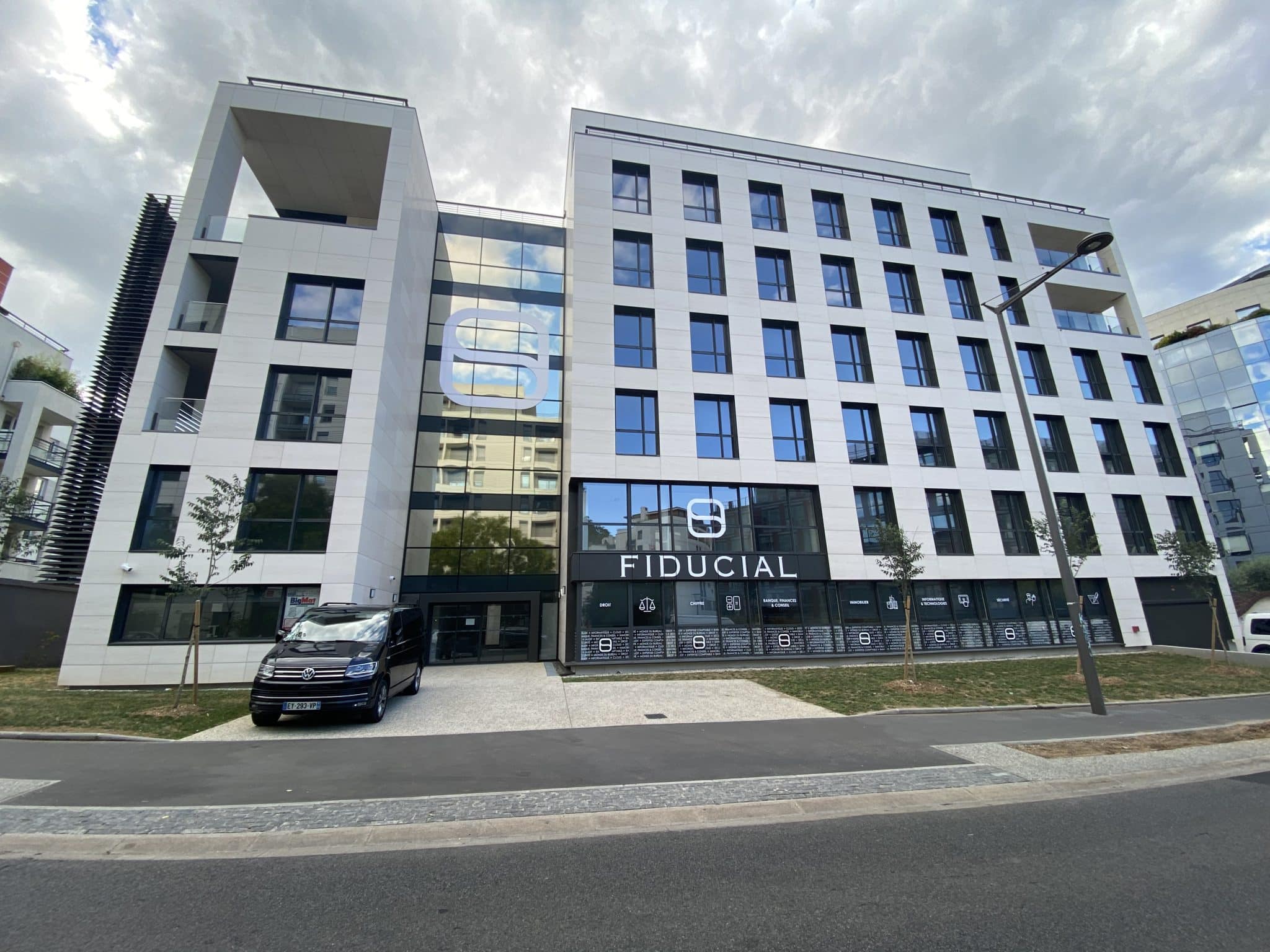 Immeuble de bureaux récent à grandes surfaces vitrées