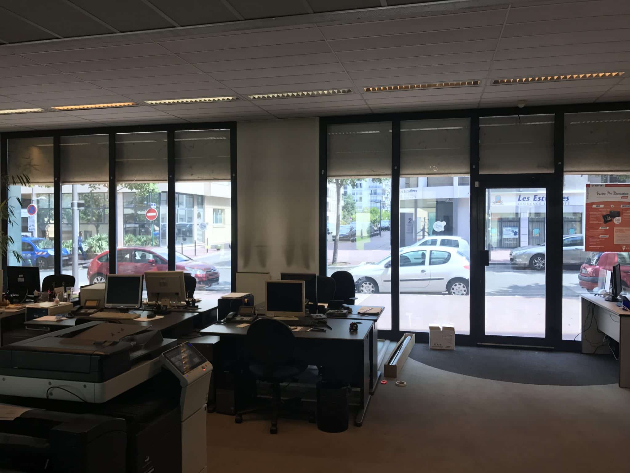 Plateau de bureaux largement vitré, typique des locaux exposés aux pertes de chaleur en hiver