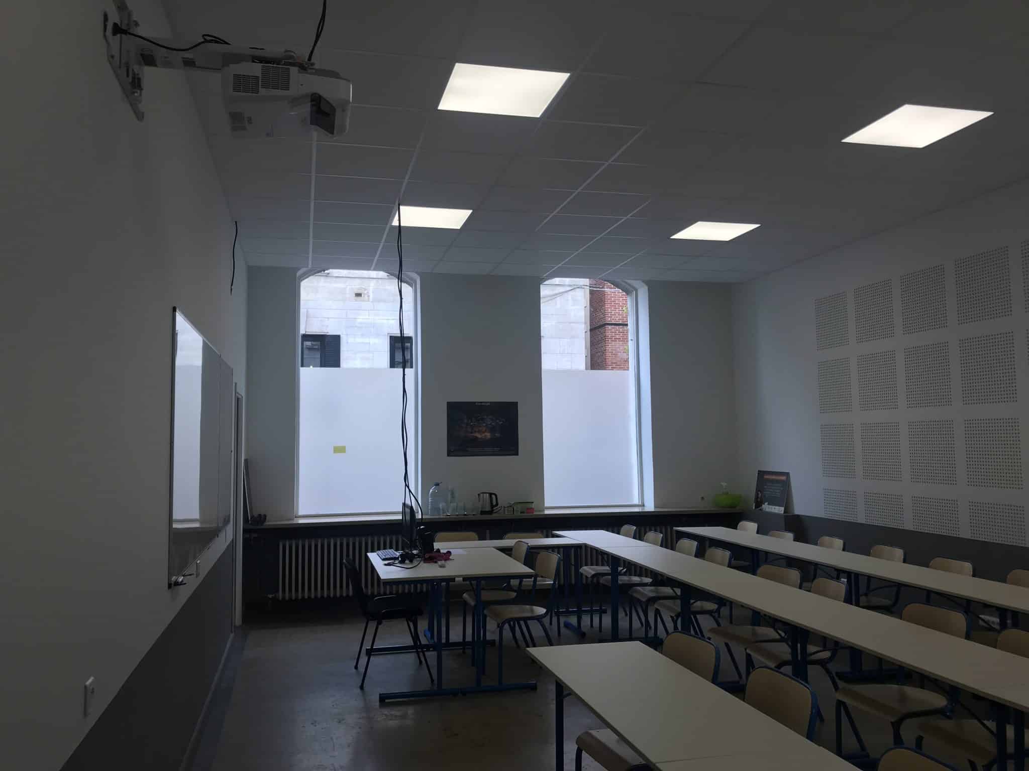 Salle de réunion dont les fenêtres sont équipées d'un film dépoli en partie basse