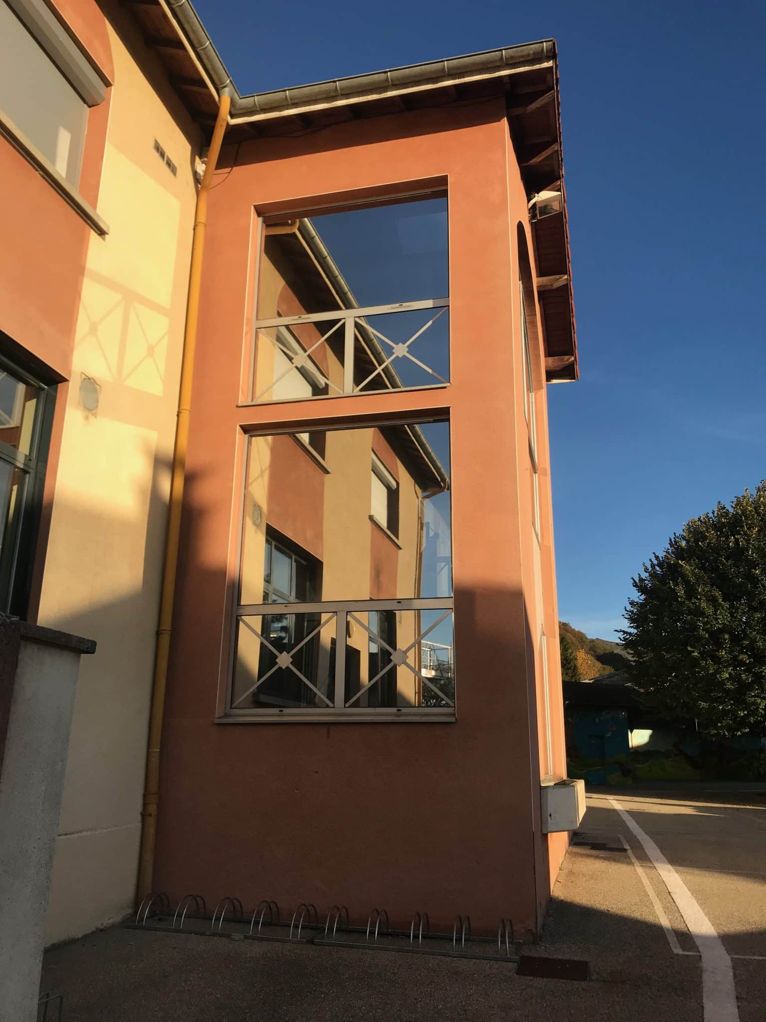 Façade de bâtiment aux vitrages réfléchissants exposés au soleil