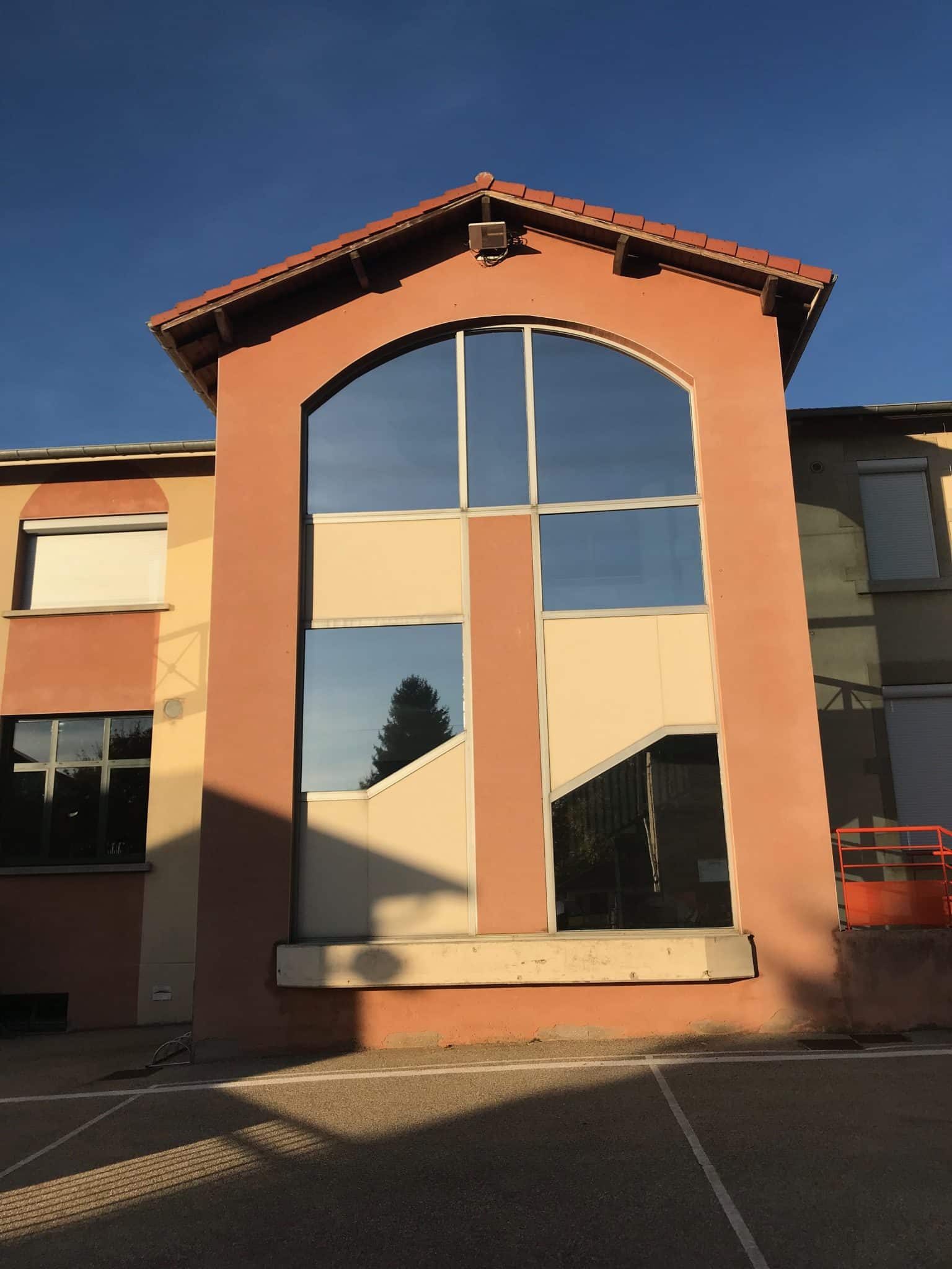 Façade de bâtiment à grande baie vitrée cintrée