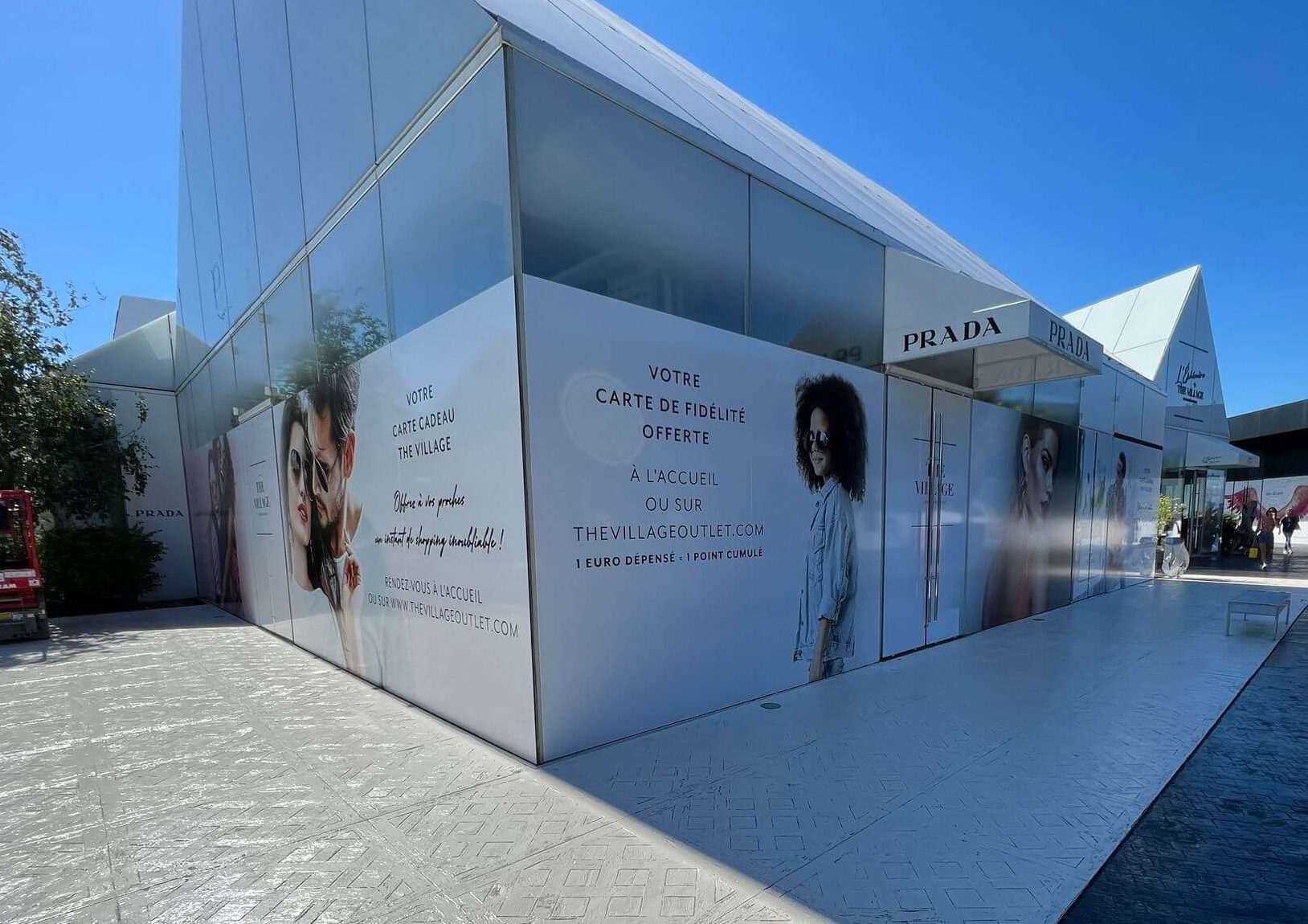 Vitrine de commerce habillée d'un film publicitaire imprimé