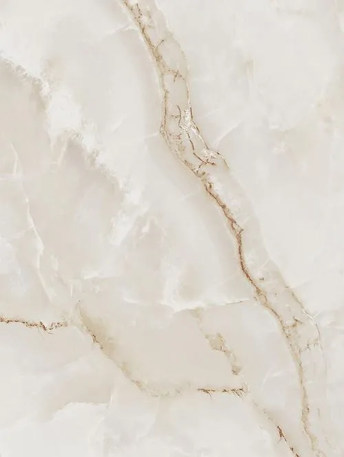Texture de marbre blanc aux veinages dorés, surface lisse et nuances crème en vue du dessus