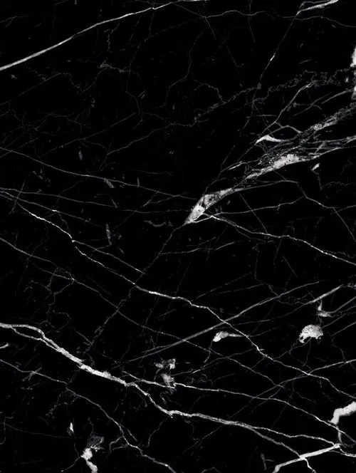 Texture de marbre noir profond avec veinages blancs, surface élégante en vue du dessus