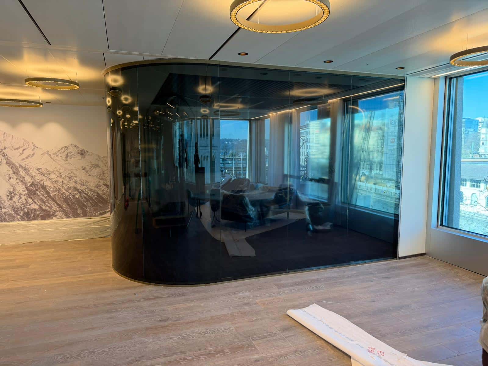 Salle de réunion vitrée équipée d'un film fumé