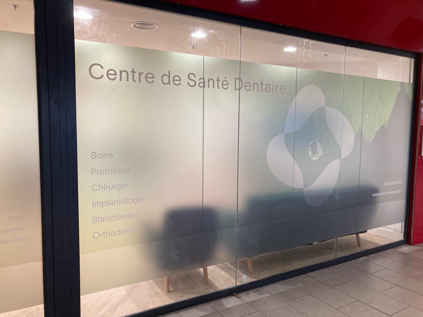 Vitrophanie dépolie imprimée sur la façade vitrée d'un centre de santé dentaire