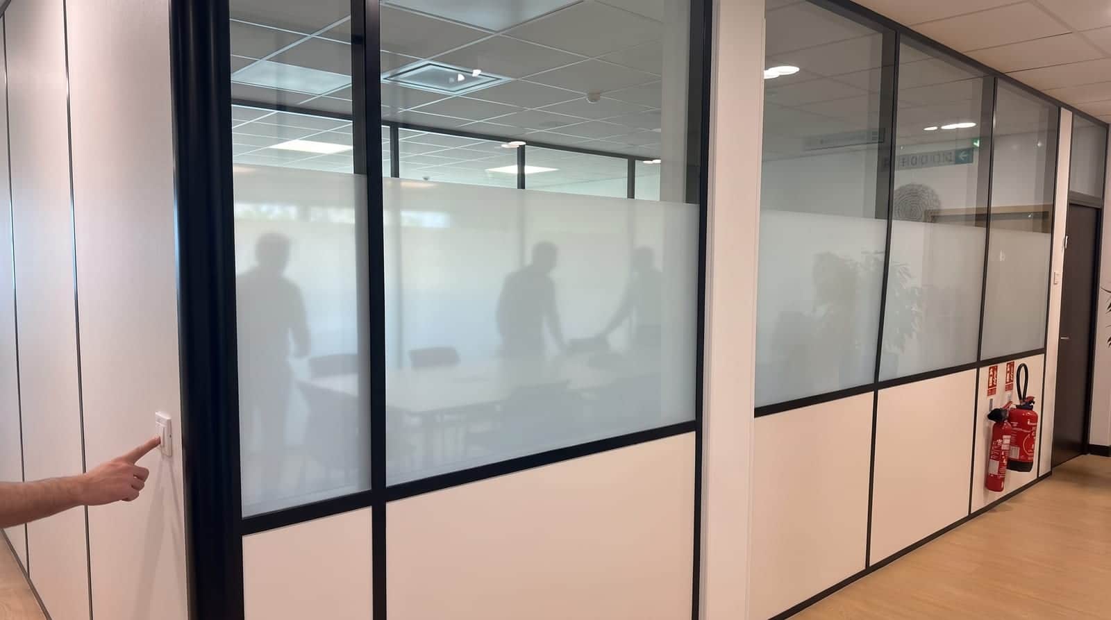 Cloison vitrée de salle de réunion équipée d'un film électrocommandable en position transparente puis opaque