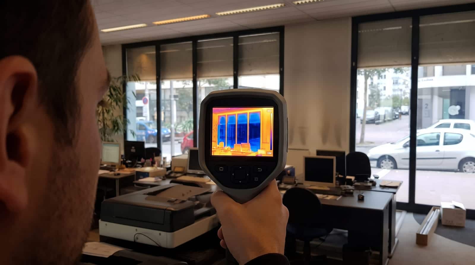 Contrôle à la caméra thermique des déperditions de chaleur d'une fenêtre de bureau en hiver
