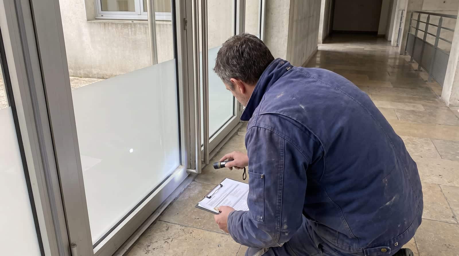 Contrôle à réception d'un film de sécurité : inspection du bord du film et du cordon d'ancrage