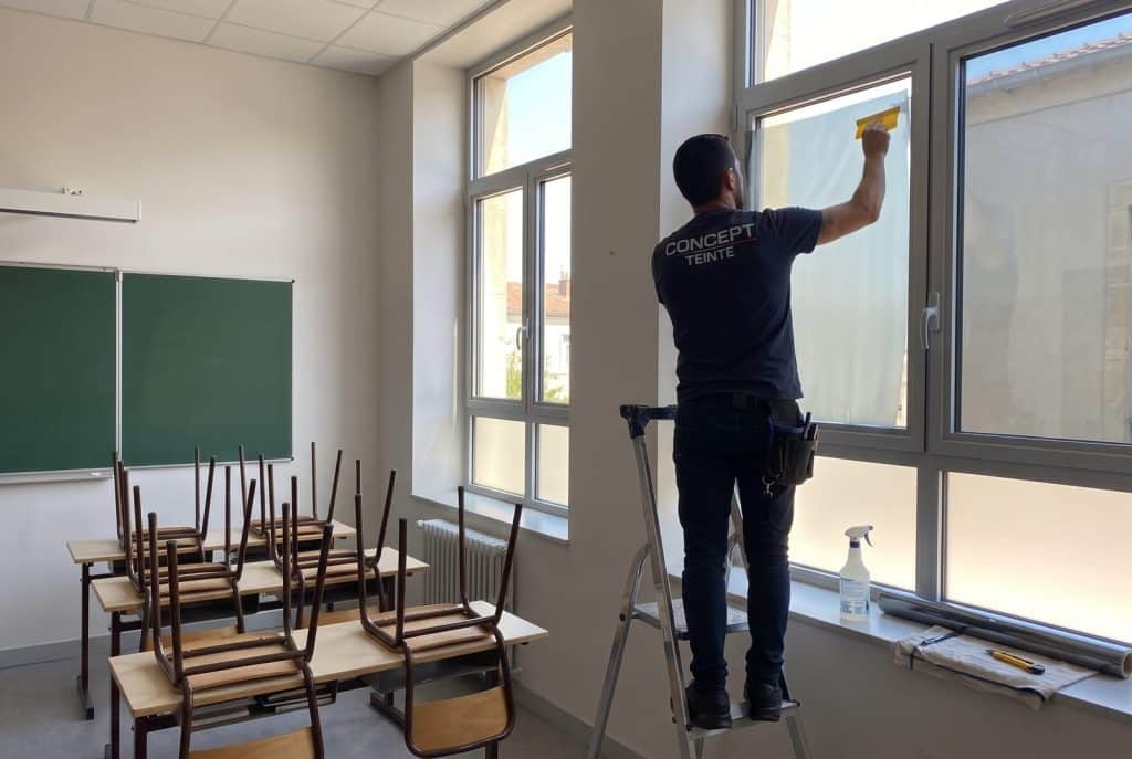 Établissements scolaires et universités : films anti-chaleur, sécurité et PPMS — ce que prévoit la réglementation