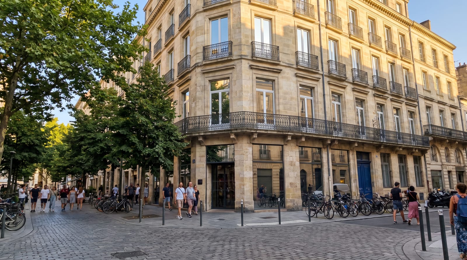 Façade d'hôtel en centre-ville exposée au soleil de fin de journée