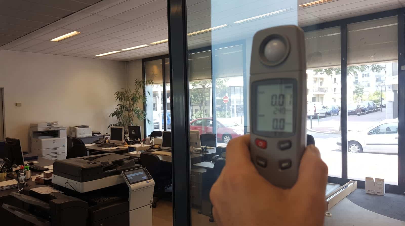 Mesure et contrôle des performances d'un vitrage équipé de film dans un bureau